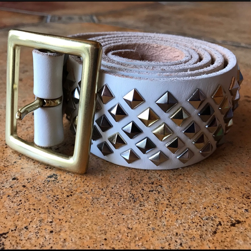Robin’s Jeans - leather belt.